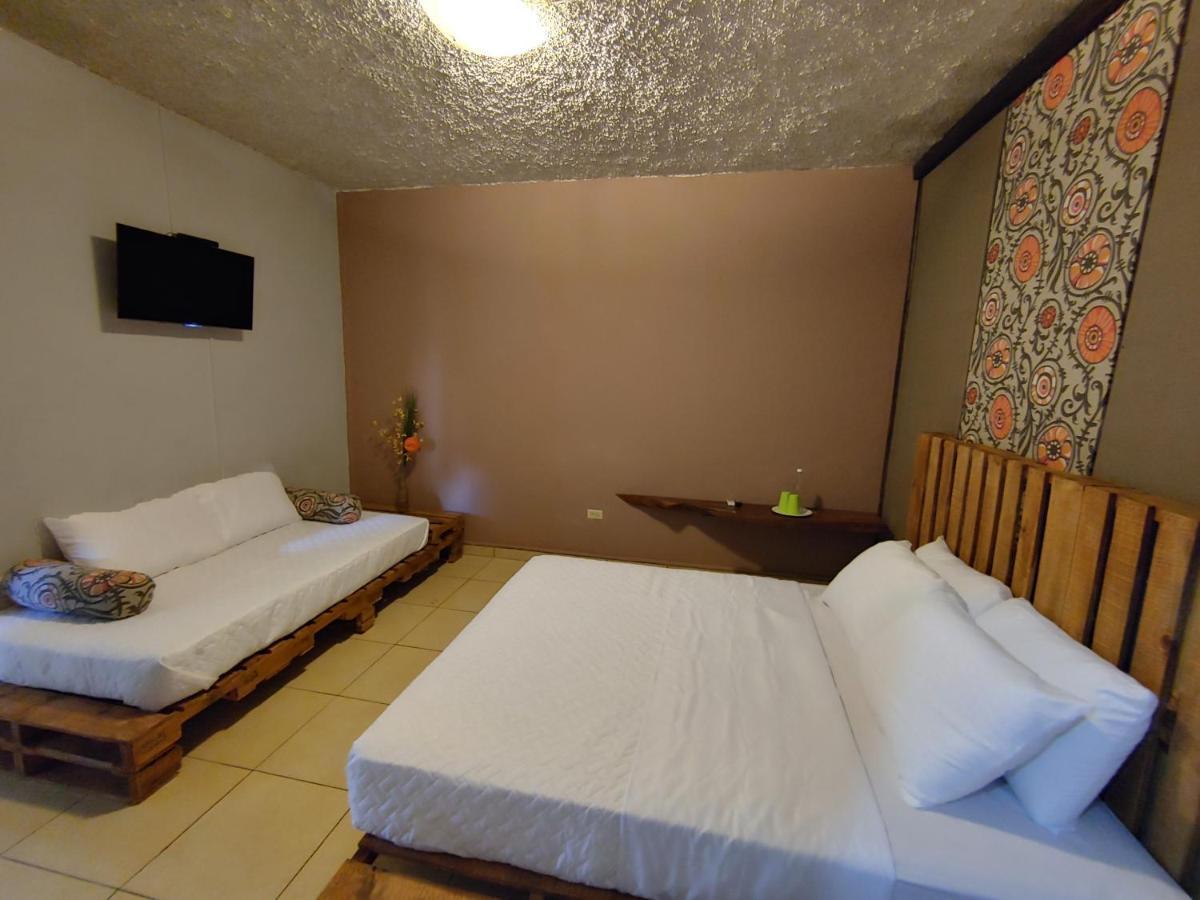 La Zona Hostel Σαν Σαλβαντόρ Εξωτερικό φωτογραφία